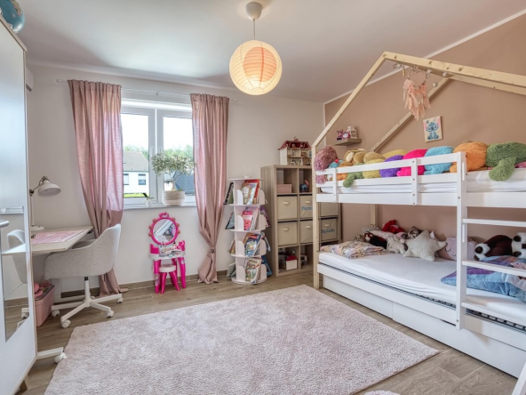 Kinderzimmer mit Hochbett und Spielzeug