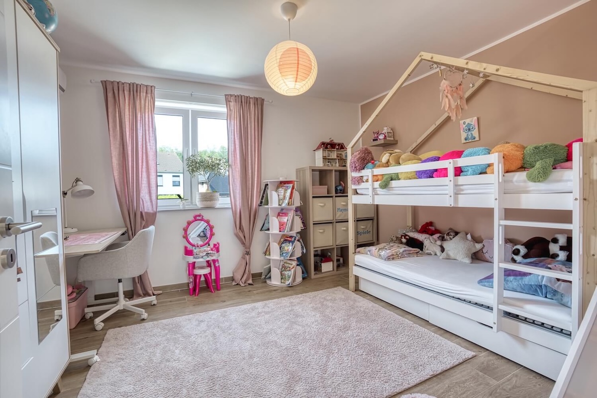 Kinderzimmer mit Hochbett und Spielzeug