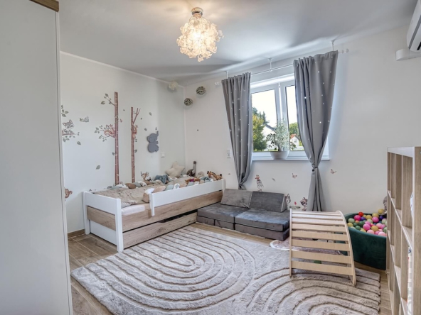 Kinderzimmer mit Bett und Spielsachen