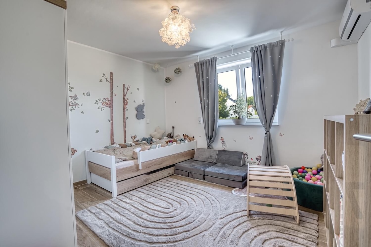 Kinderzimmer mit Bett und Spielsachen