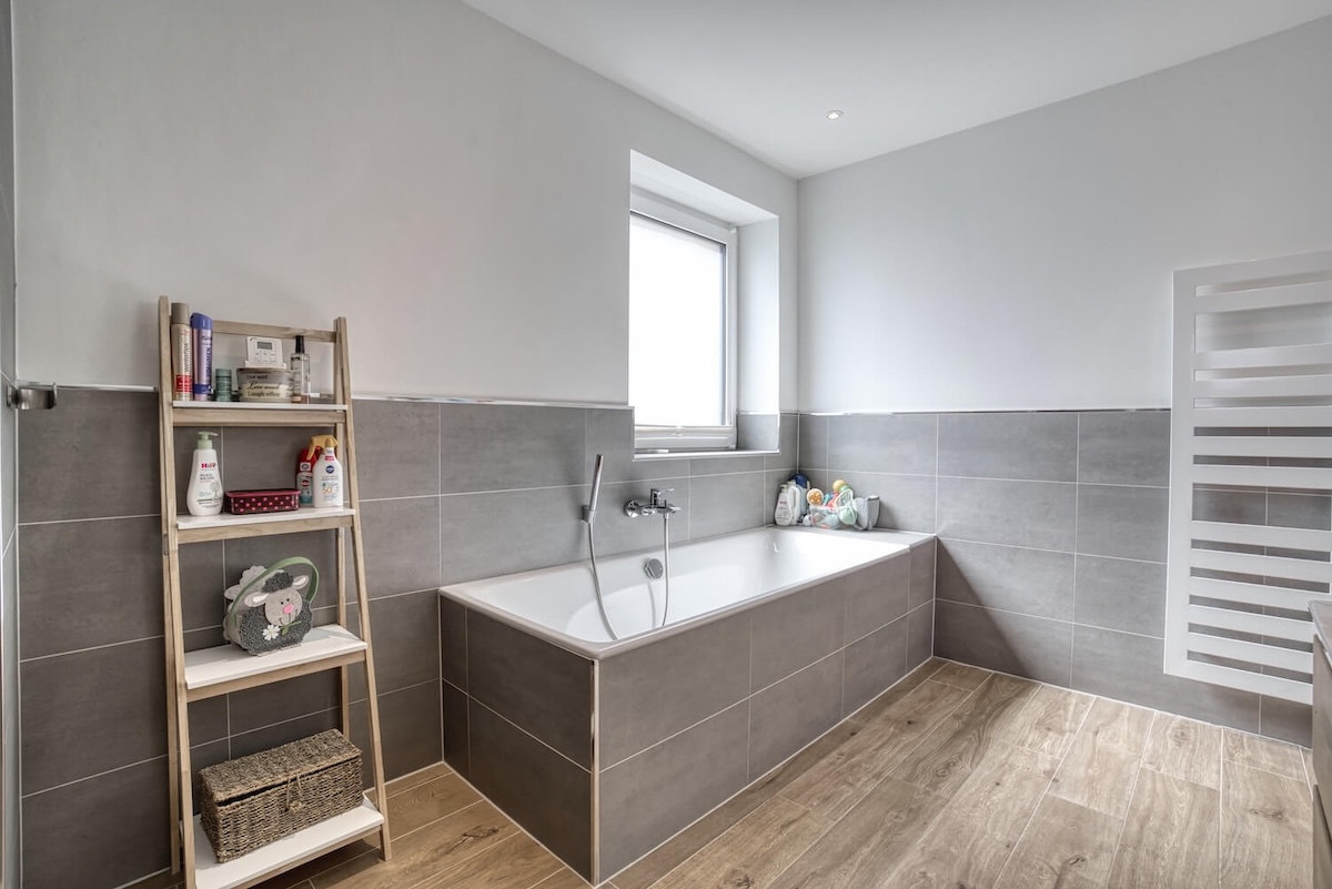 Badezimmer mit Badewanne und Handtuchwärmer