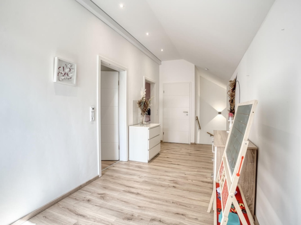 Flur im Dachgeschoss mit Blick auf Treppenhaus und Zimmer