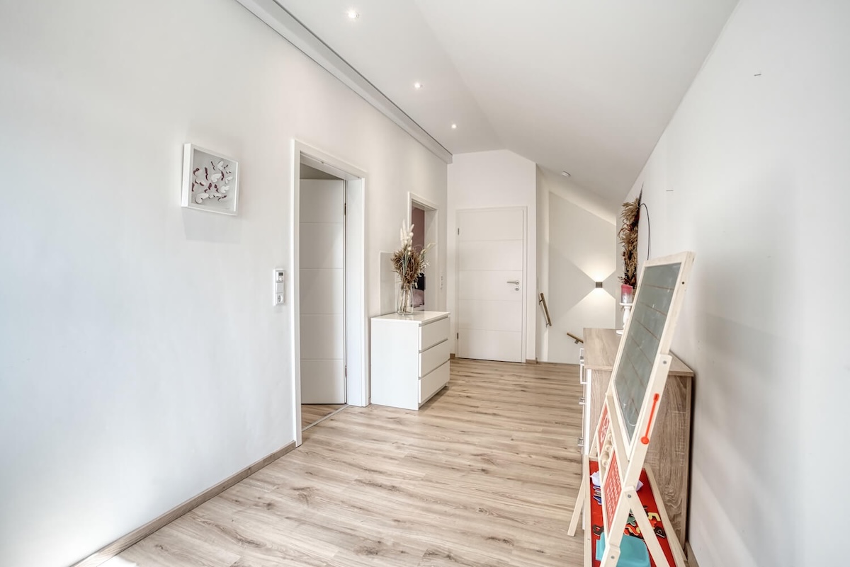 Flur im Dachgeschoss mit Blick auf Treppenhaus und Zimmer