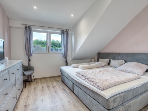 Schlafzimmer der Eltern mit Bett und Tv Schrank
