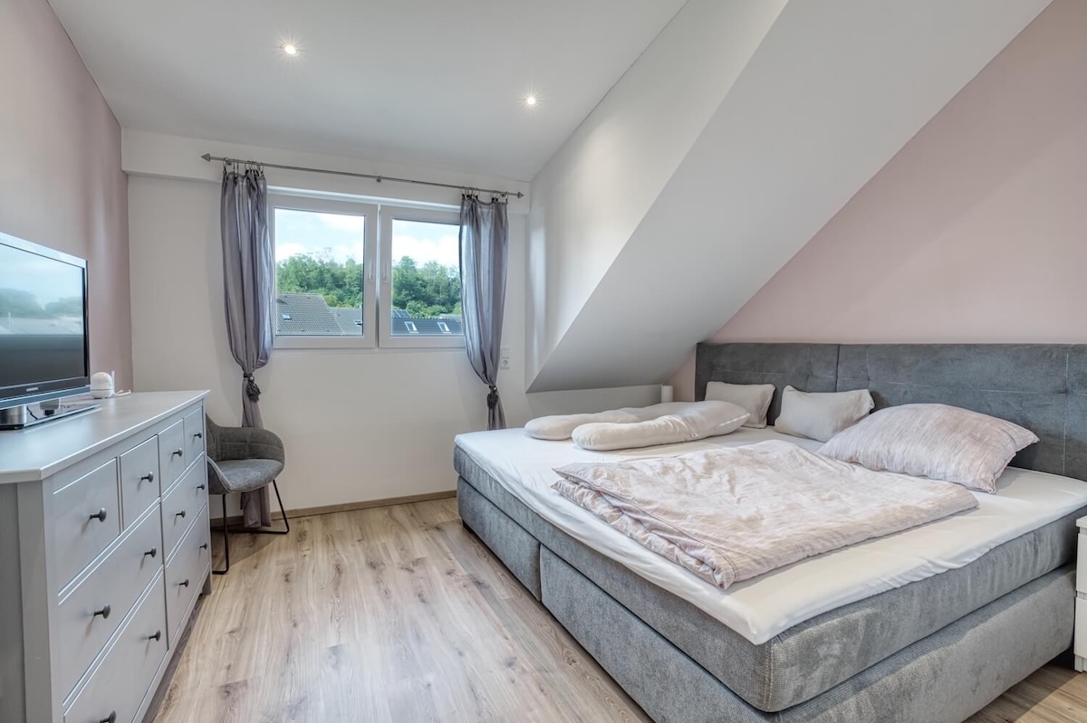 Schlafzimmer der Eltern mit Bett und Tv Schrank