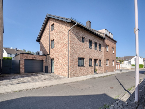 Strassenansicht vom Einfamilienhaus in Alsdorf mit Klinker Fassade und Garage