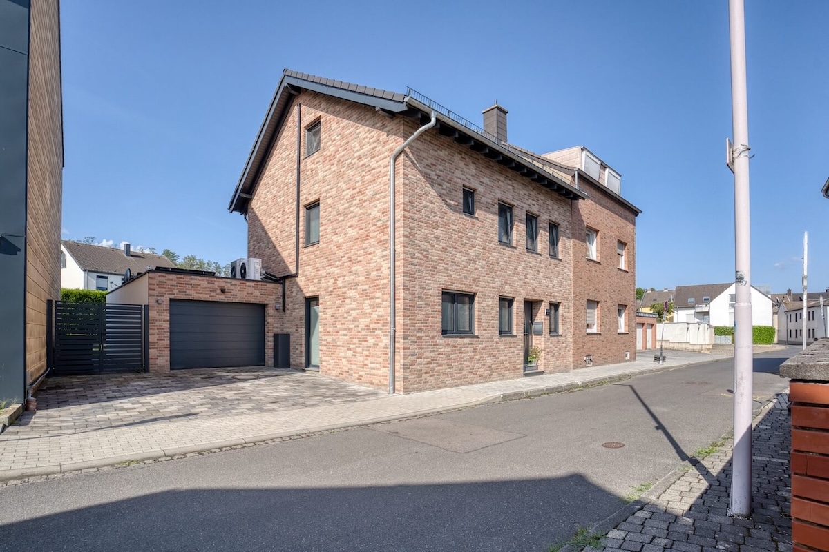 Strassenansicht vom Einfamilienhaus in Alsdorf mit Klinker Fassade und Garage