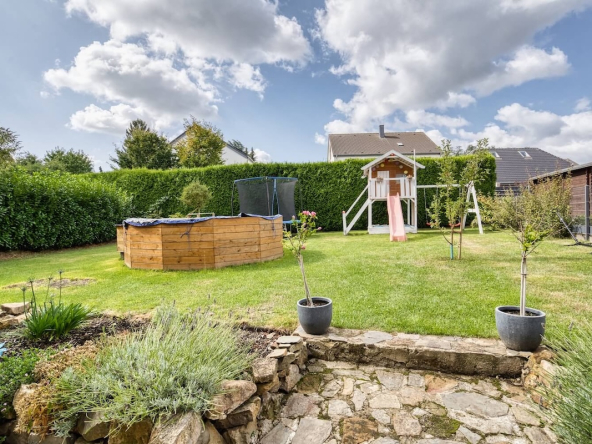 Garten mit Spielgeräten