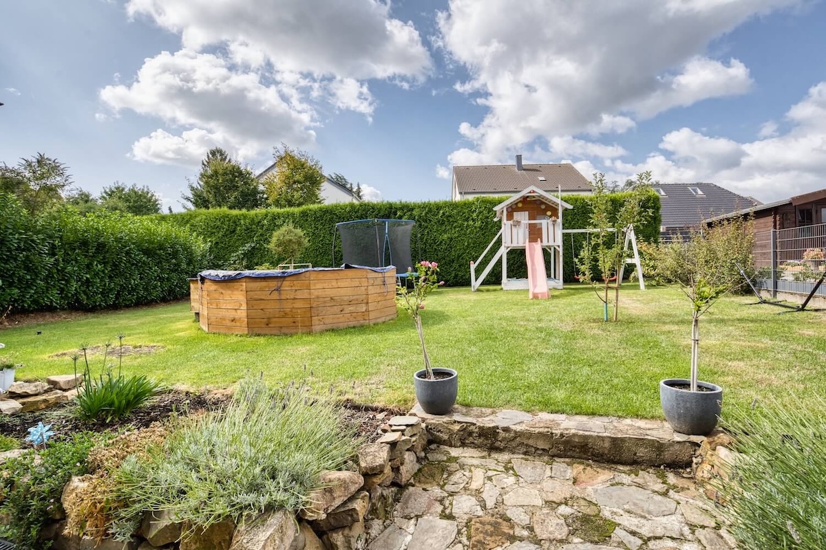 Garten mit Spielgeräten