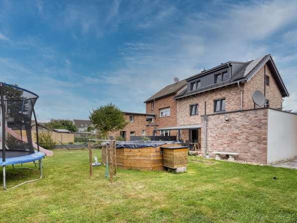 Gartenbereich mit Pool und Trampolin
