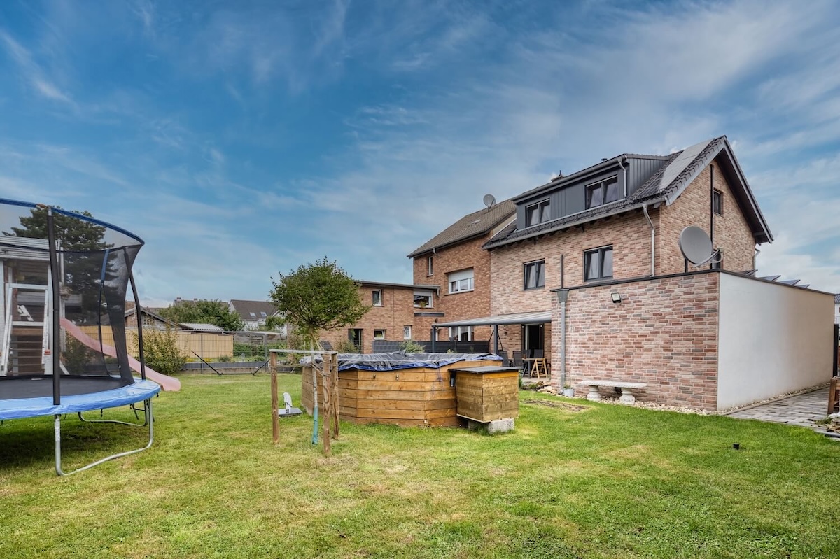 Gartenbereich mit Pool und Trampolin