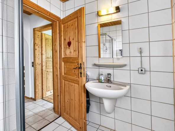 Badezimmer EG mit Waschbecken und Spiegel