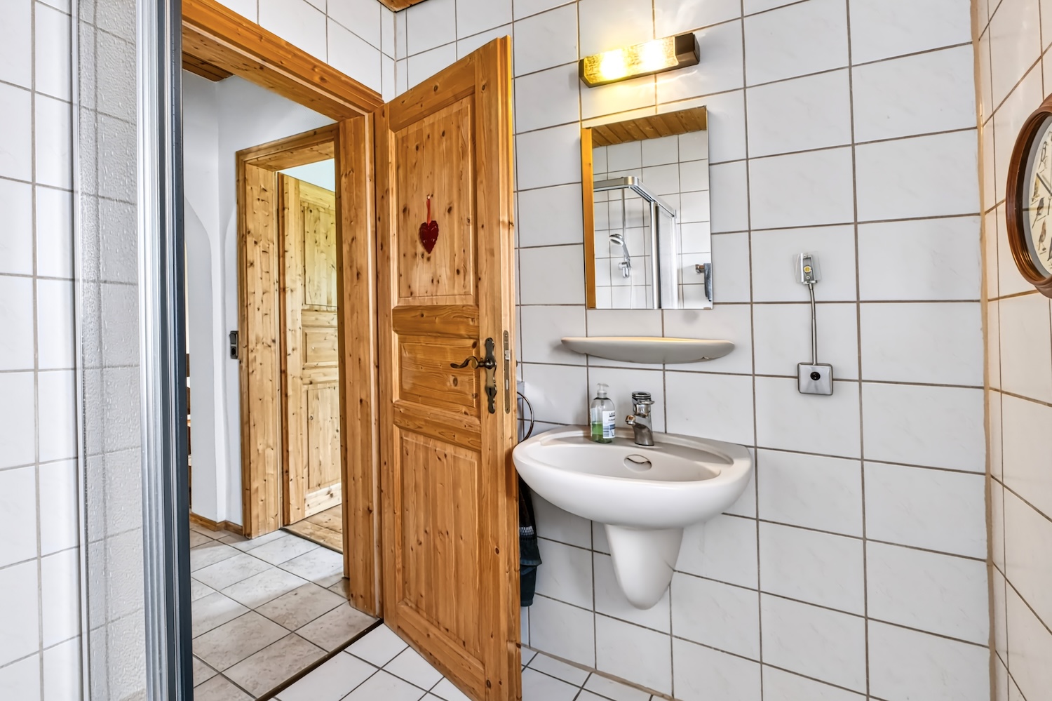 Badezimmer EG mit Waschbecken und Spiegel