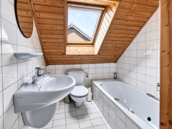 Badezimmer für Kinder mit Badewanne und Dachfenster