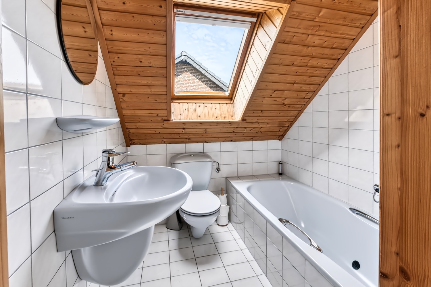 Badezimmer für Kinder mit Badewanne und Dachfenster