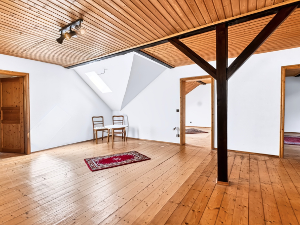 Flur im Obergeschoss mit Holzdielen