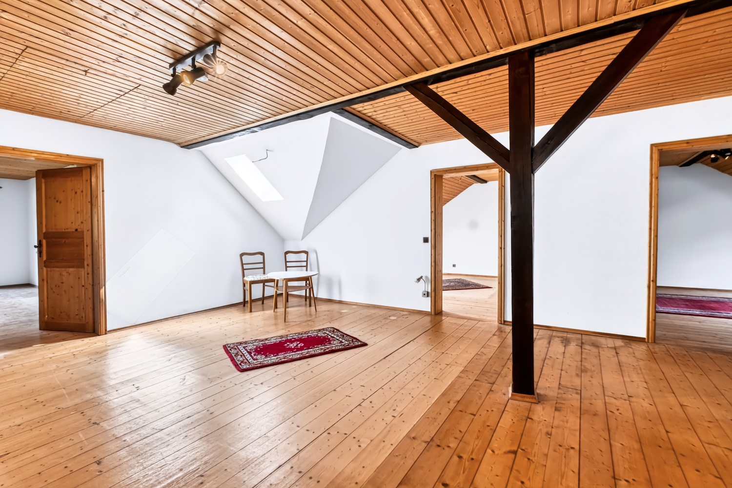 Flur im Obergeschoss mit Holzdielen