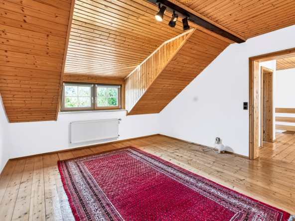 Kinderzimmer vorne Rechts mit Teppich