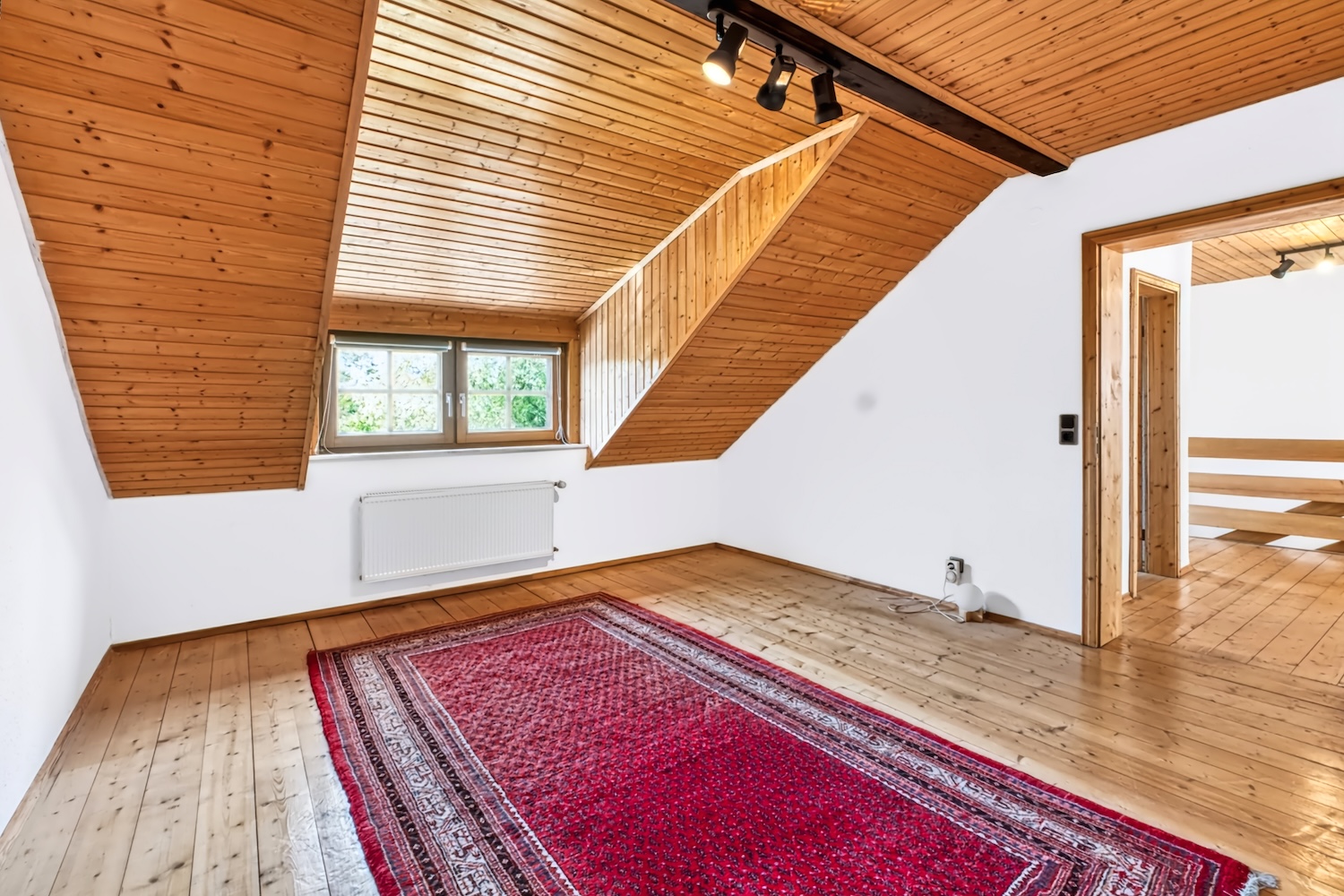 Kinderzimmer vorne Rechts mit Teppich
