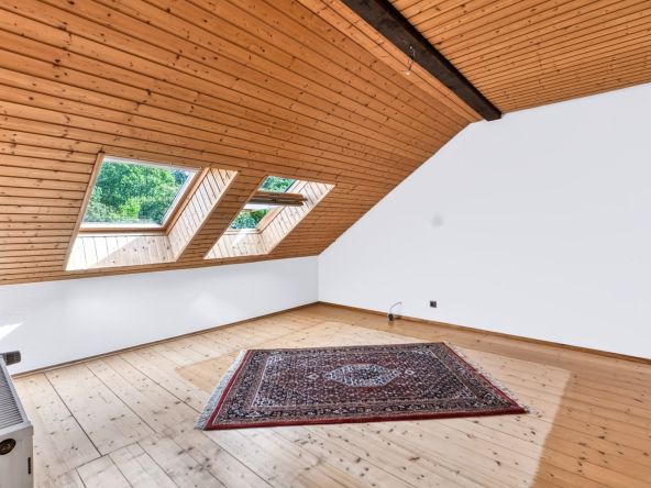 Kinderzimmer Hinten mit Teppich und Dachfenster