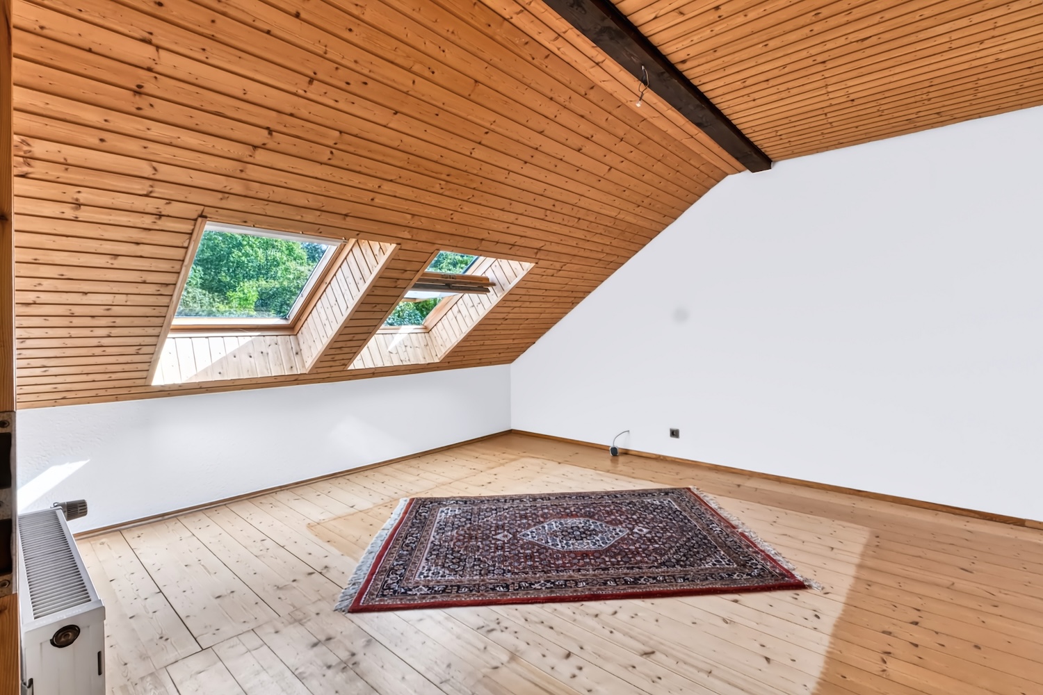 Kinderzimmer Hinten mit Teppich und Dachfenster