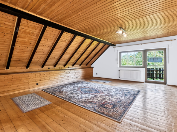 Elternschlafzimmer mit Holzboden und Teppich