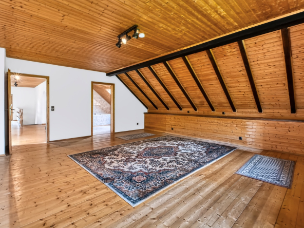 Elternschlafzimmer mit Blick auf Badezimmer und Flur