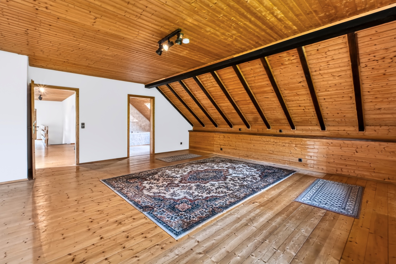 Elternschlafzimmer mit Blick auf Badezimmer und Flur