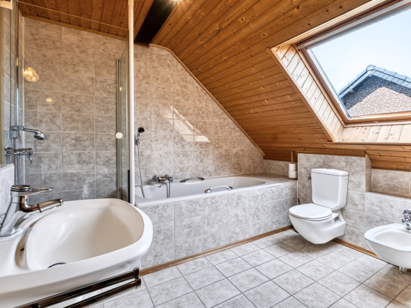 Badezimmer Eltern mit Dachfenster, Dusche und Badewanne