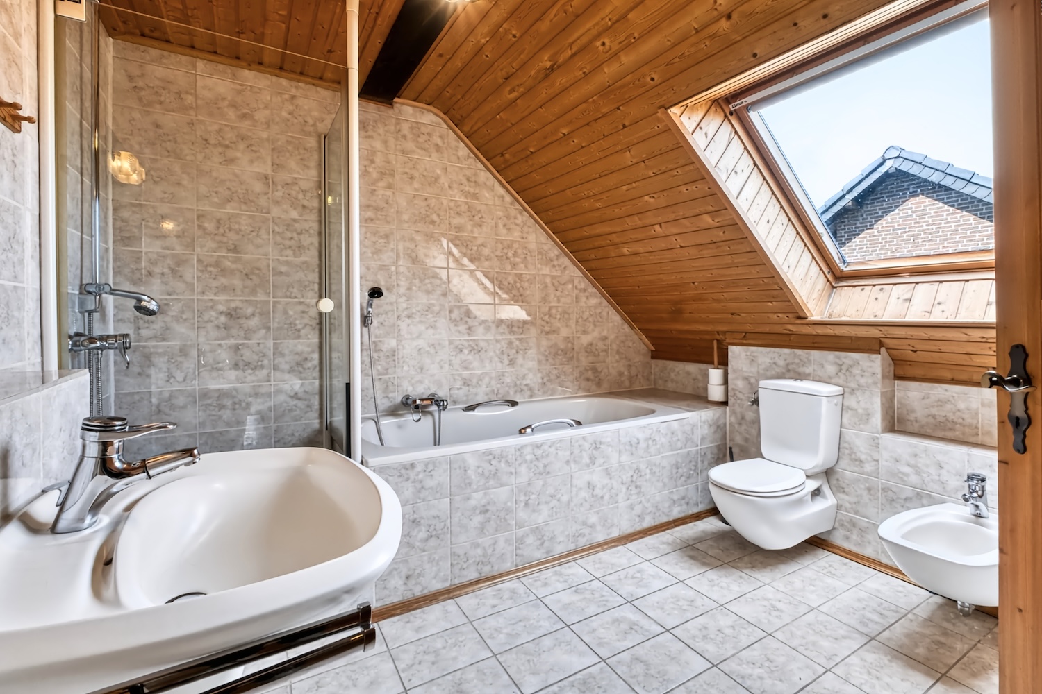 Badezimmer Eltern mit Dachfenster, Dusche und Badewanne