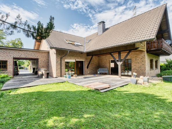 Garten mit Terrasse und blick auf Garage