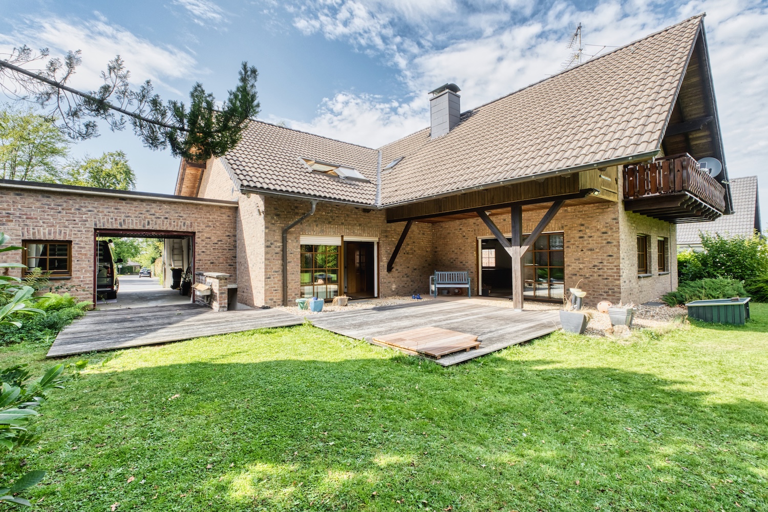 Garten mit Terrasse und blick auf Garage