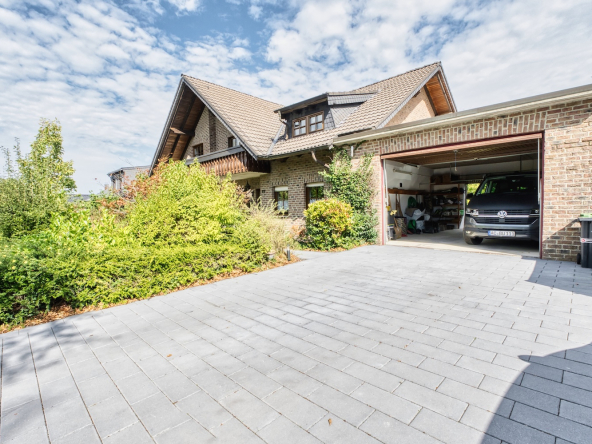 Haus vorne mit Garage