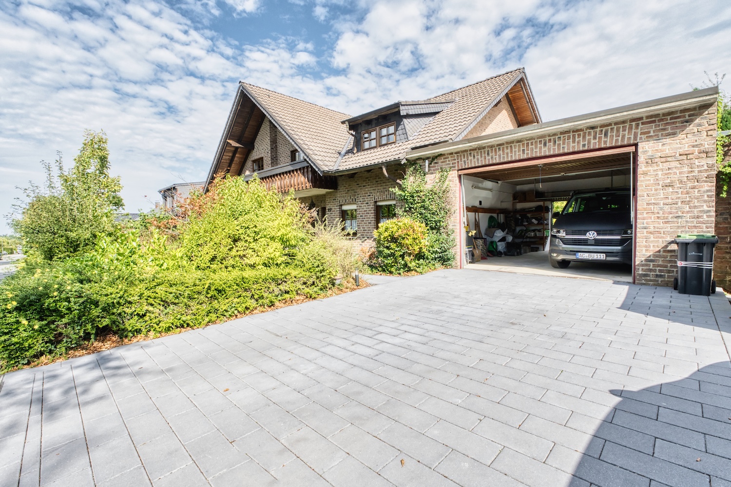 Haus vorne mit Garage
