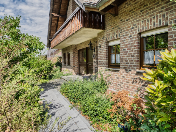 Hausfassade mit Fenster und Balkon