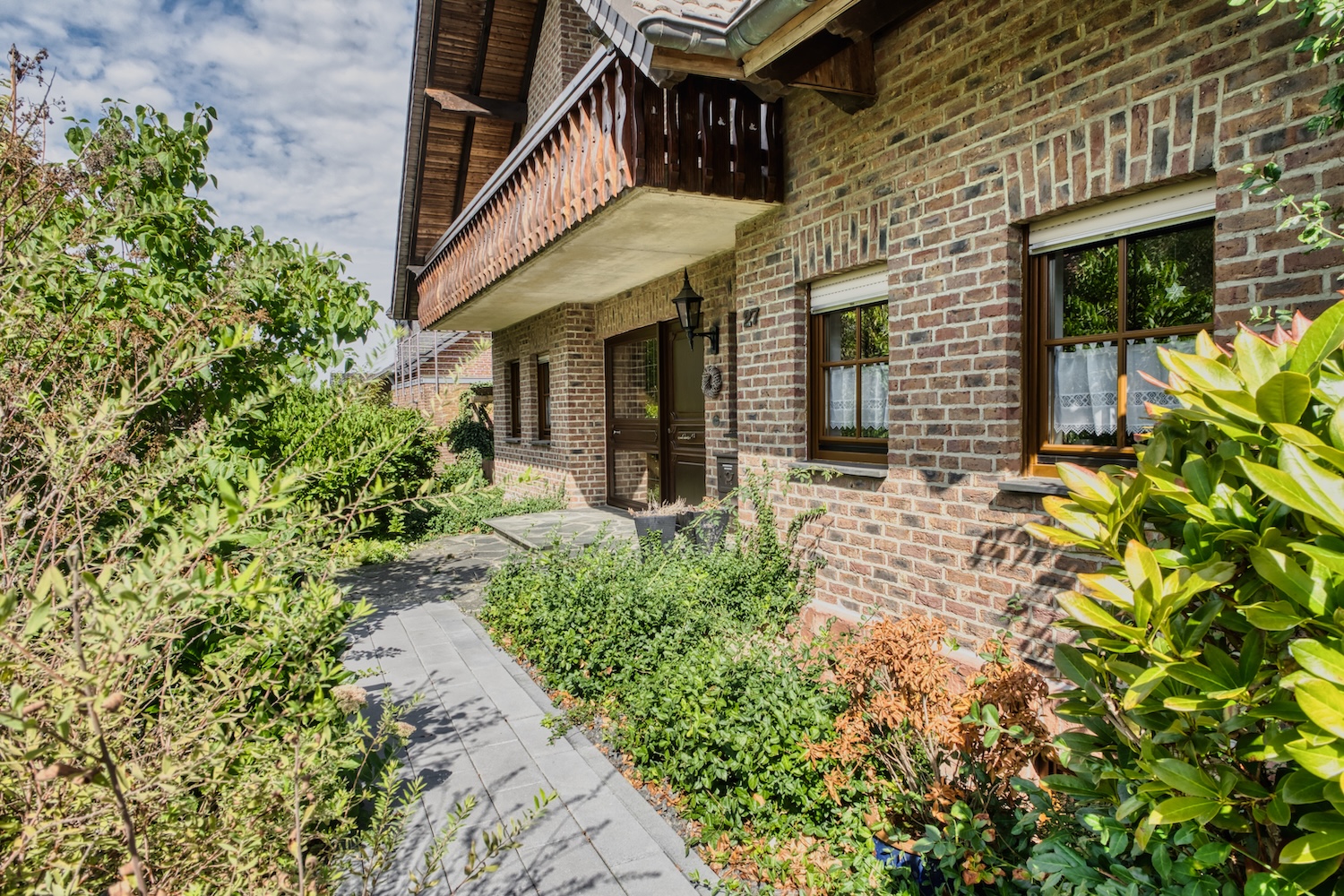 Hausfassade mit Fenster und Balkon