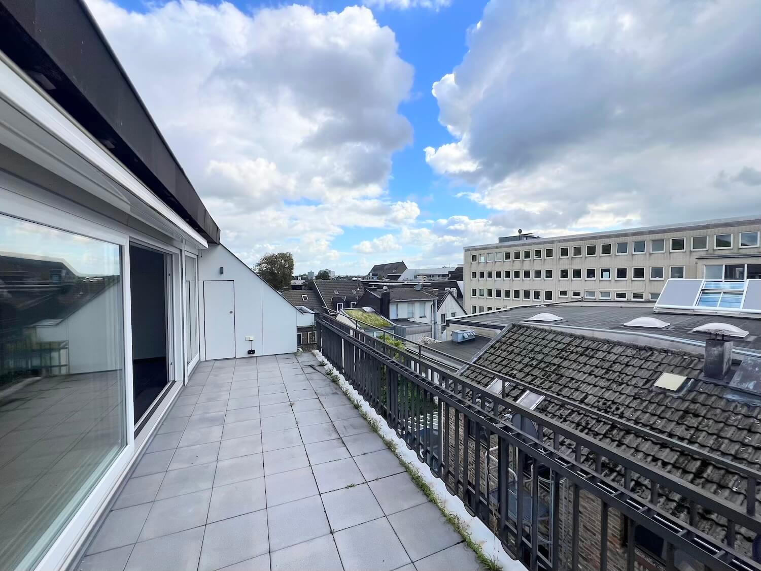 Terrasse mit Blick auf die Dächer der Nachbarhäuser