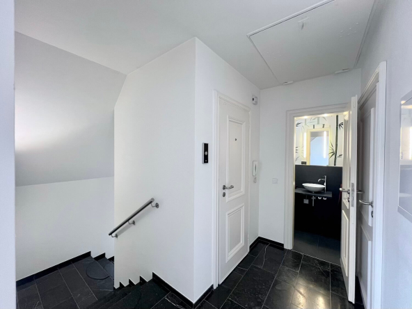 Flur im OG mit Treppe und Gäste Wc