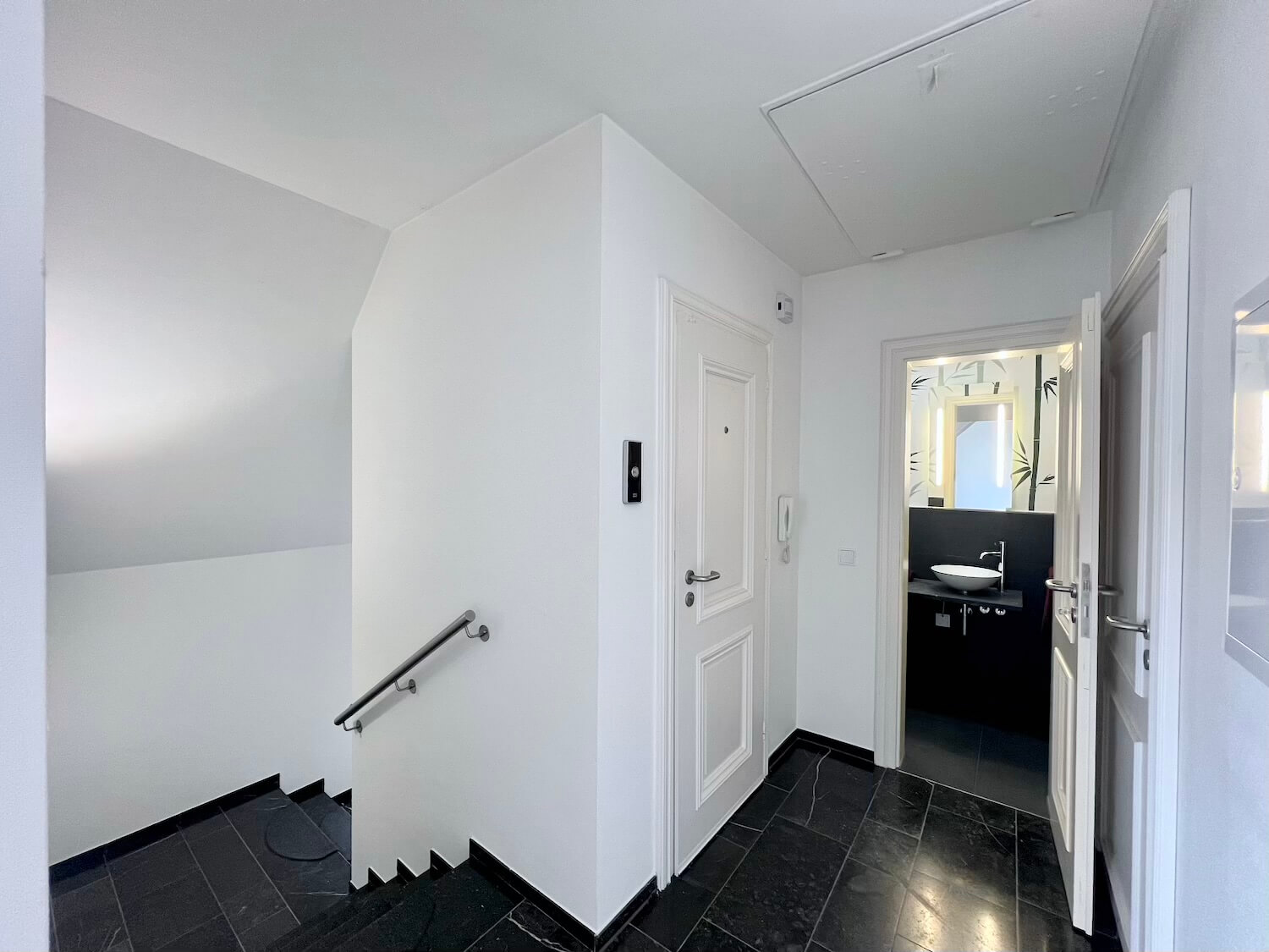 Flur im OG mit Treppe und Gäste Wc