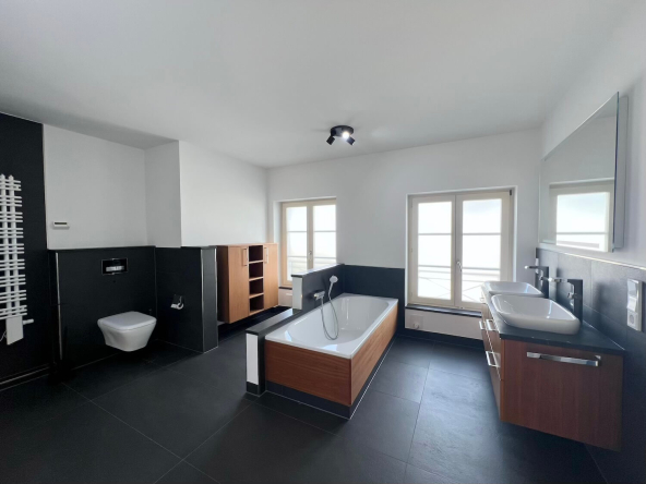 Badezimmer mit Badewanne und Waschbecken