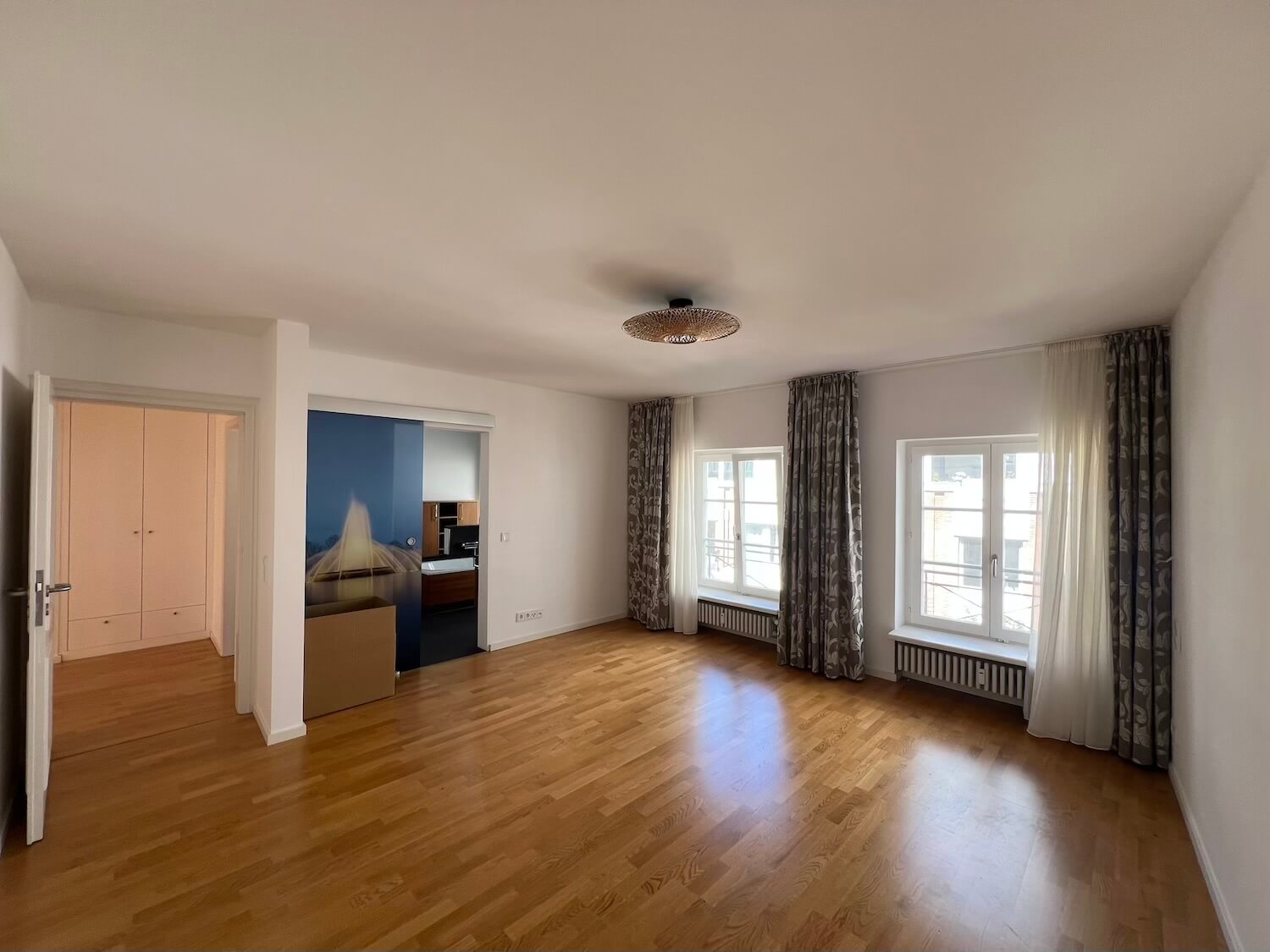 Hauptschlafzimmer mit Parkettboden und Fenster