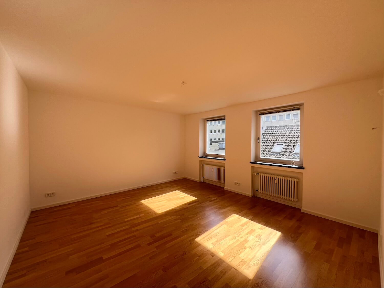 Schlafzimmer hinten raus mit Parkettboden und 2 Fenster