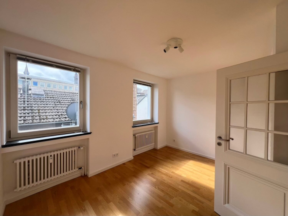 Weiteres Schlafzimmer hinten mit Parkett und 2 Fenster