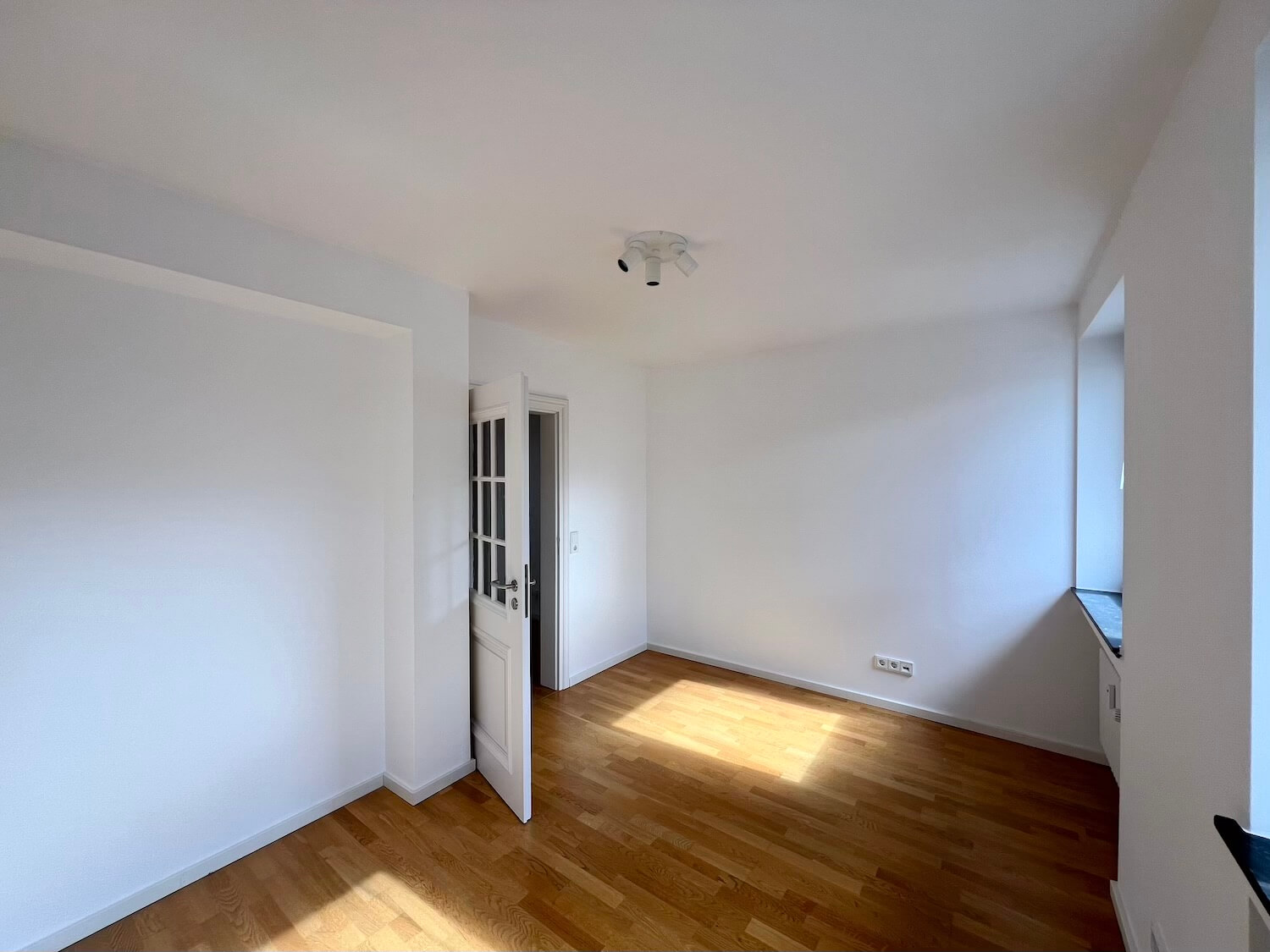 Arbeitszimmer mit Parket und Türe