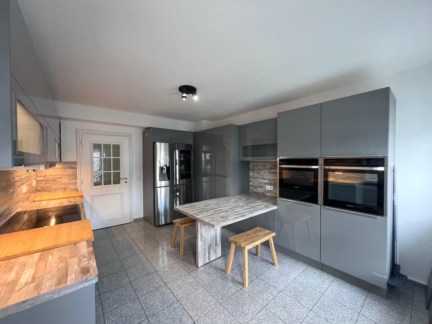 Küche mit Backofen und Mikrowelle