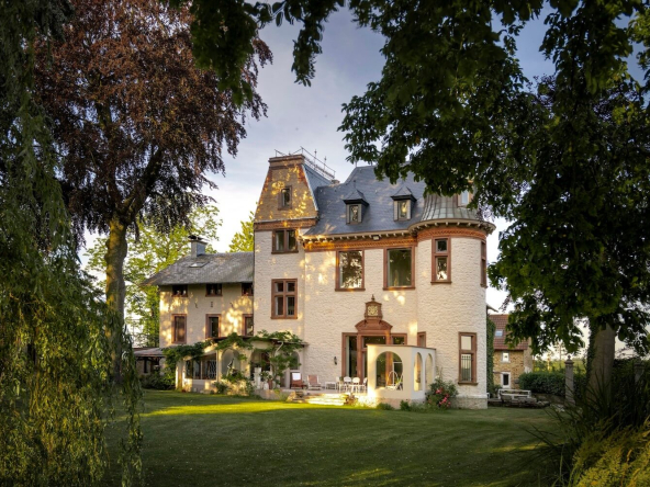 Schloss kaufen in Belgien Aussenansicht im Park mit Bäumen und wiese